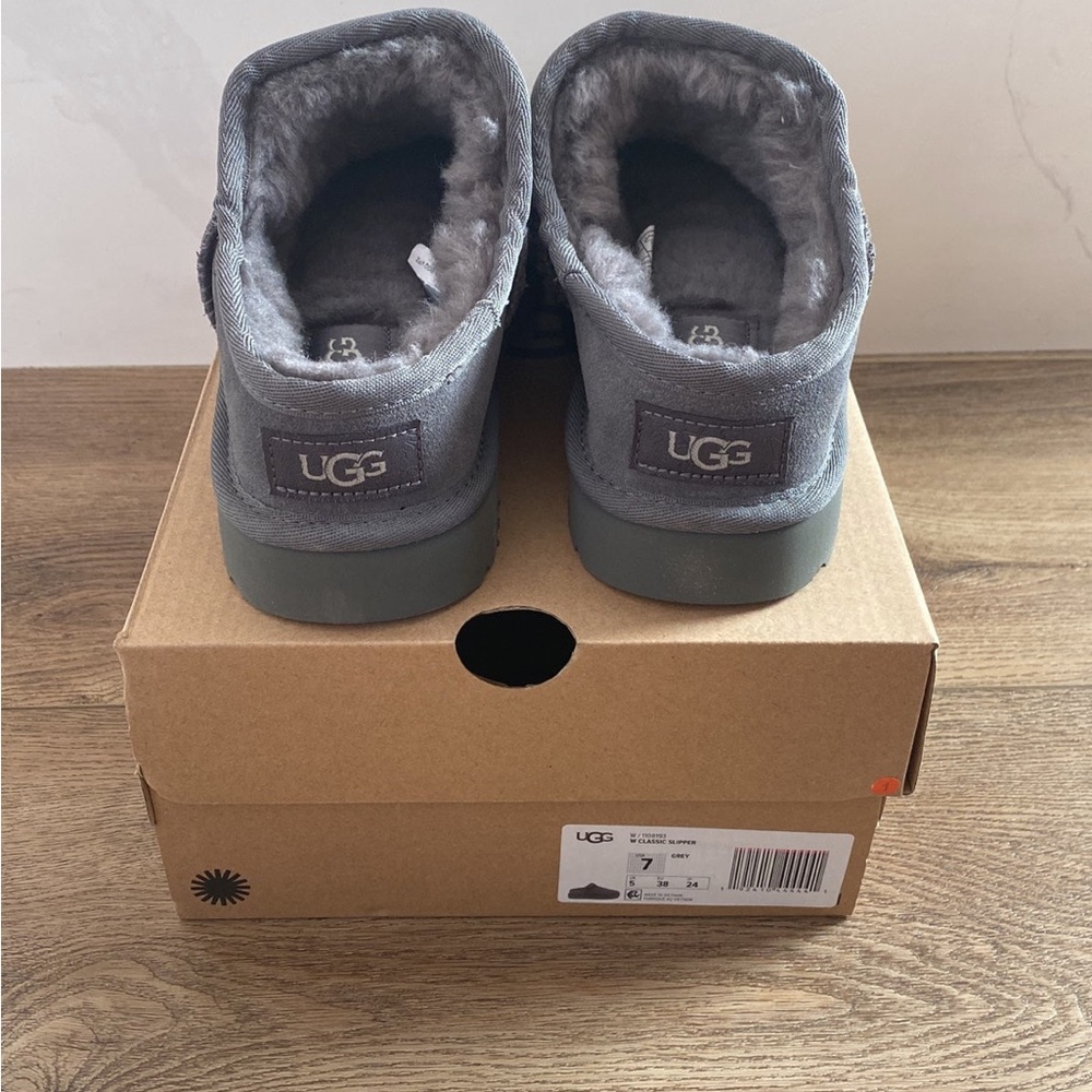 UGG women’s classic mini slipper various sizes